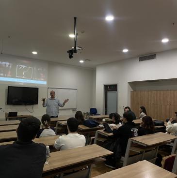 Kadir Has Üniversitesi Kariyer Ofisi olarak, öğrencilerimize yönelik “CV Hazırlamanın Teknikleri ve Püf Noktaları” konulu bir seminer gerçekleştirdik. Etkinlik, 22 Ekim 2025 tarihinde D Blok 104 numaralı salonda saat 16.00’da yapıldı. Seminerde, etkili bir özgeçmiş hazırlamanın ipuçları ve dikkat edilmesi gereken noktalar paylaşıldı.
